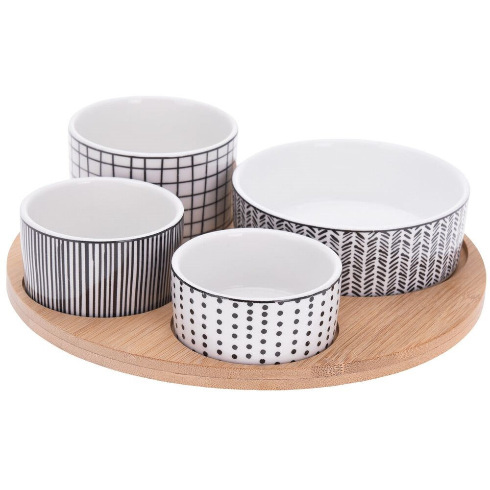 Na drewnianej tacy znajdują się cztery porcelanowe miseczki o różnych wzorach: kratka, paski, kropki i jodełka.