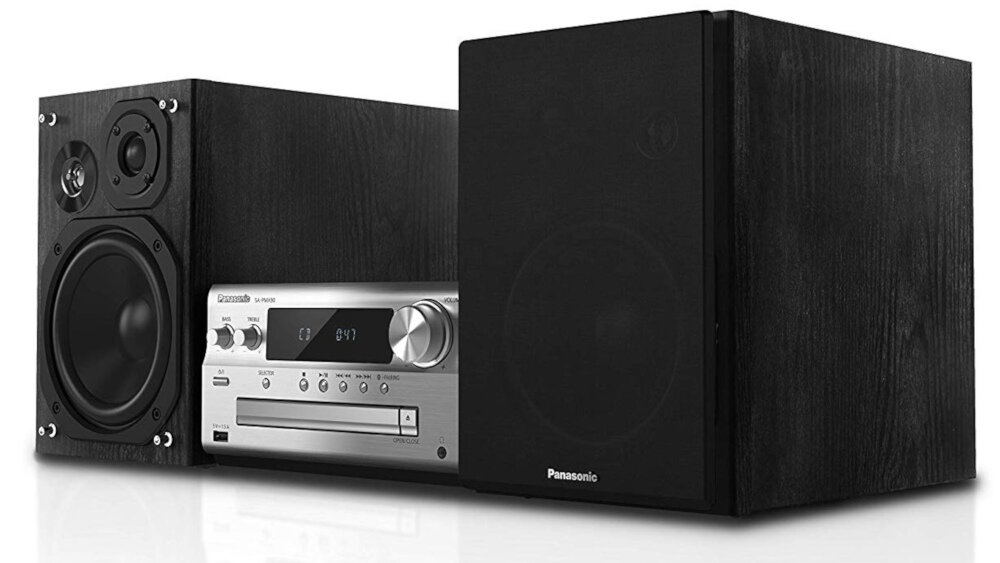 Wieża audio z dwoma głośnikami, centralna jednostka w kolorze srebrnym z wyświetlaczem i przyciskami. Na głośnikach widoczne logo Panasonic.