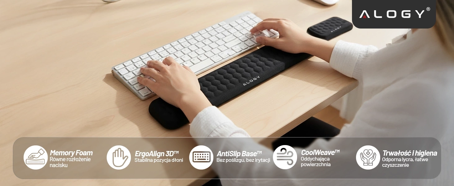 Osoba używa klawiatury z podkładką pod nadgarstki marki ALOGY. Na dole obrazu znajdują się ikony z tekstami: \'Memory Foam Równe rozłożenie nacisku\', \'ErgoAlign 3D™ Stabilna pozycja dłoni\', \'AntiSlip Base™ Bez poślizgu, bez irytacji\', \'CoolWeave™ Oddychająca powierzchnia\', \'Trwałość i higiena Odporna lycra, łatwe czyszczenie\'.