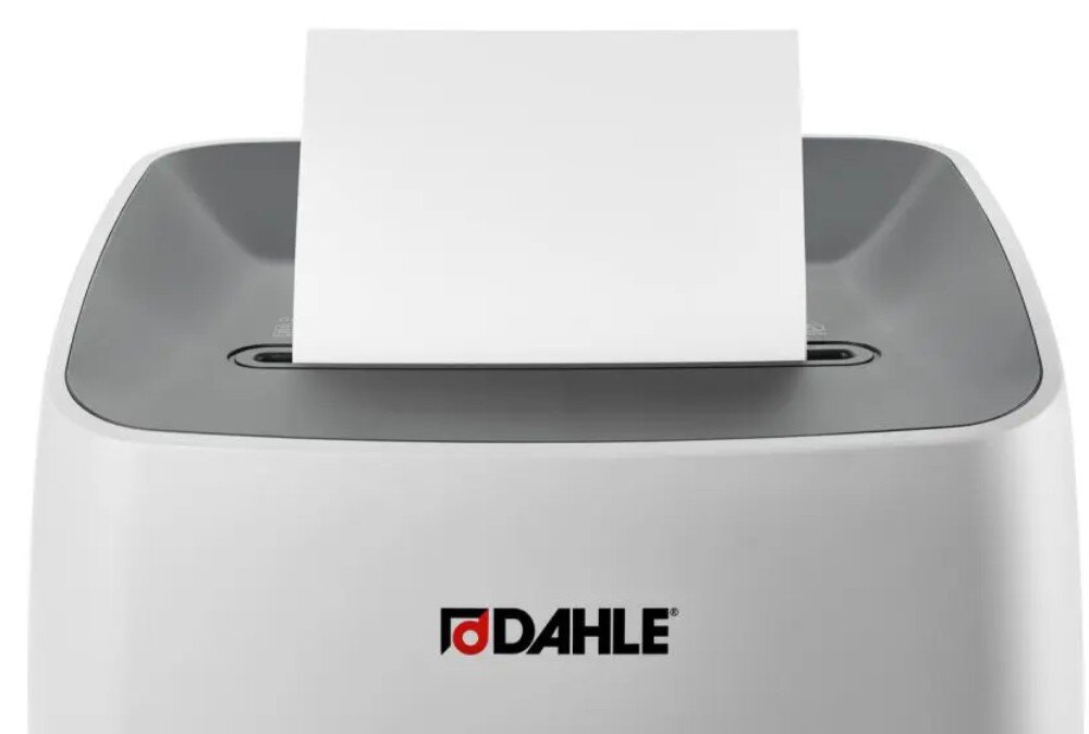 Niszczarka DAHLE Deskside 404P Zbliżenie na górną część niszczarki z widocznym logo, w której szczelinę wsuwany jest pionowo biały arkusz papieru