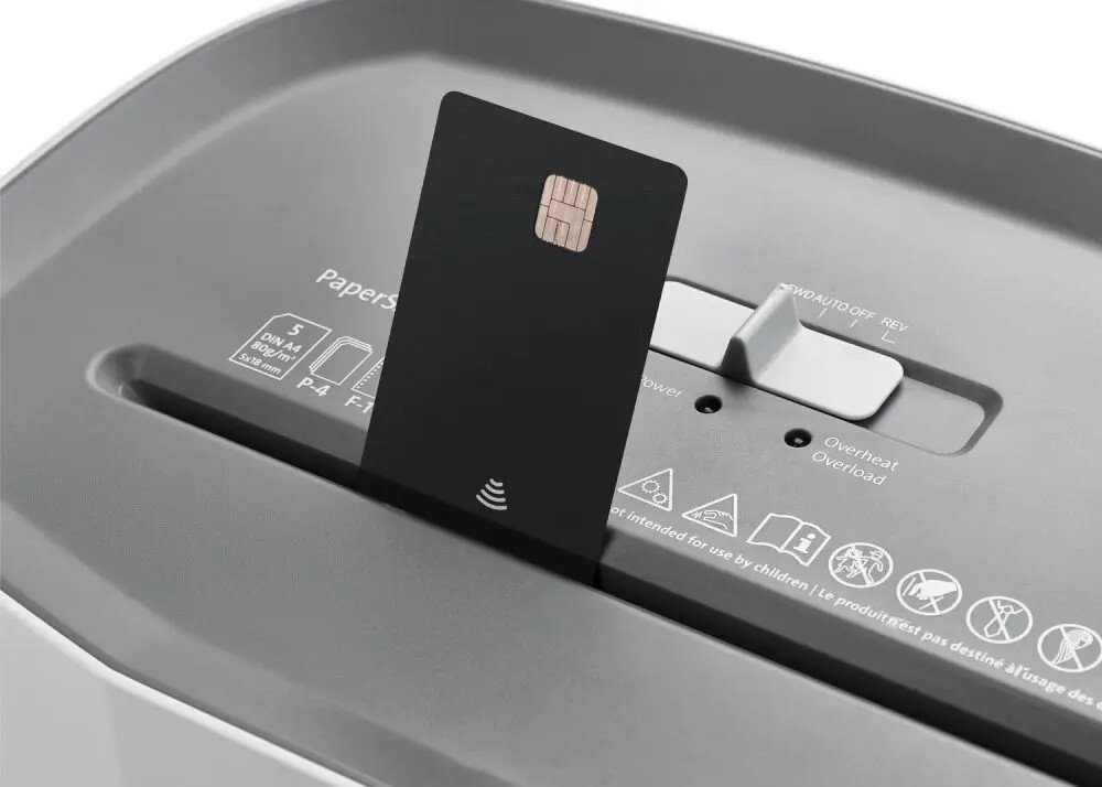 Niszczarka DAHLE PaperSAFE Zbliżenie na szczelinę niszczarki w którą wsuwana jest pionowo plastikowa karta płatnicza z widocznym chipem