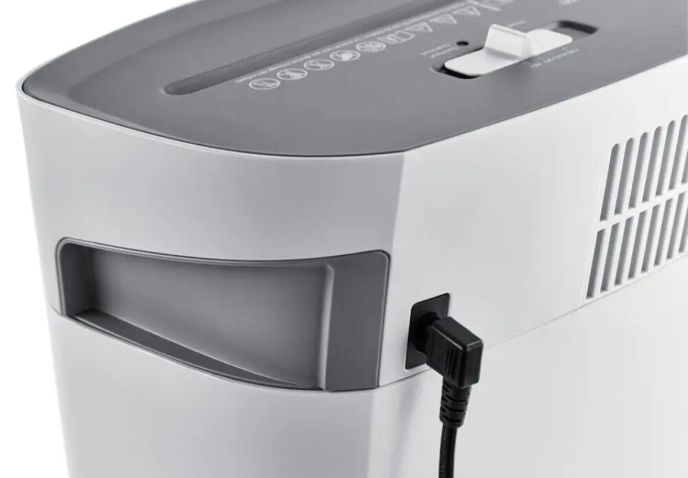 Niszczarka DAHLE PaperSAFE Widok na tylną i boczną część obudowy niszczarki z wpiętą czarną wtyczką kabla zasilającego oraz kratką wentylacyjną