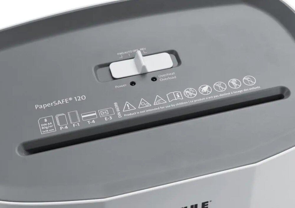 Niszczarka DAHLE PaperSAFE Widok na tylną i boczną część obudowy niszczarki z wpiętą czarną wtyczką kabla zasilającego oraz kratką wentylacyjną