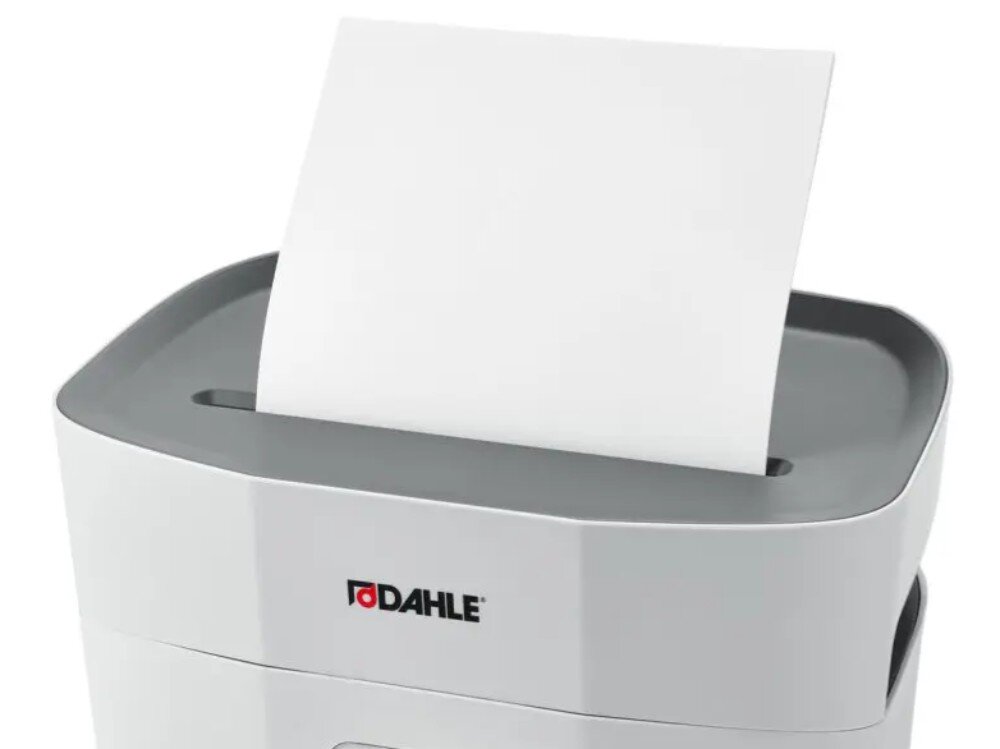 Niszczarka DAHLE PaperSAFE Zbliżenie na górną część niszczarki z pionowo włożonym arkuszem białego papieru w szczelinę tnącą