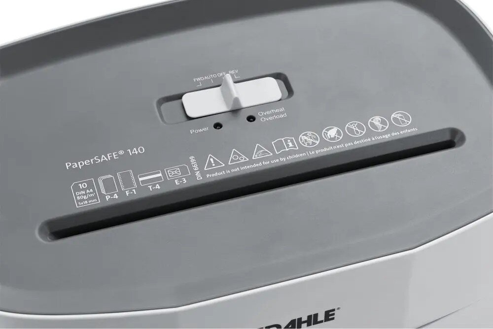 Niszczarka DAHLE PaperSAFE Widok na tylną i boczną część obudowy niszczarki z wpiętą czarną wtyczką kabla zasilającego oraz kratką wentylacyjną