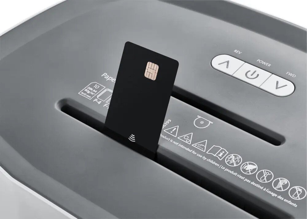 Niszczarka DAHLE PaperSAFE Zbliżenie na górny panel niszczarki z płytą CD częściowo wsuniętą w dedykowaną szczelinę oraz widocznymi ikonami ostrzegawczymi
