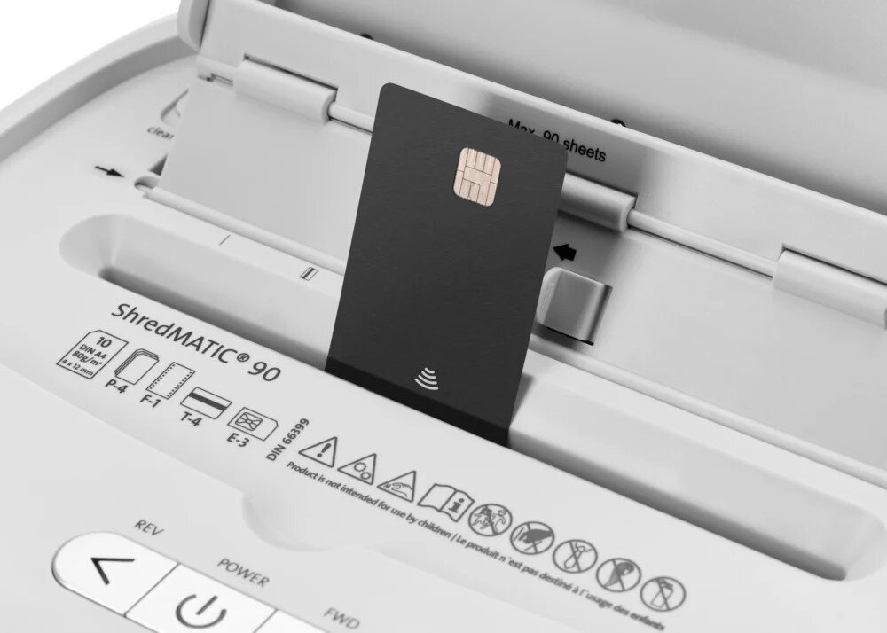 Niszczarka DAHLE ShredMATIC Widok z góry na zamkniętą niszczarkę dokumentów z widoczną szczeliną podawczą, ikonami ostrzegawczymi oraz panelem przycisków