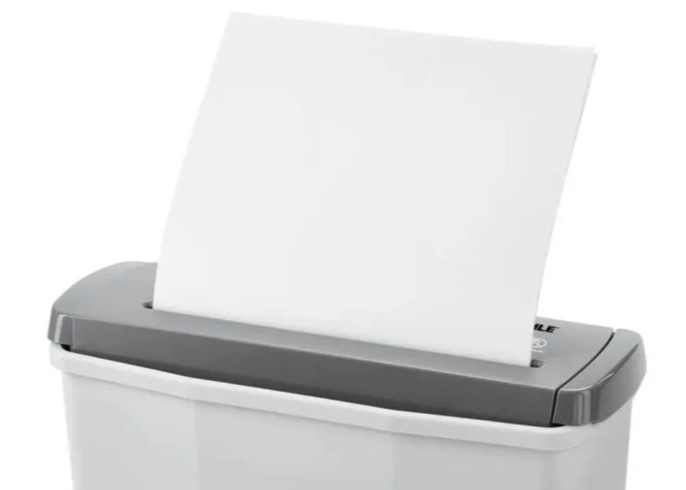 Na obrazie widoczna jest niszczarka z włożonym arkuszem papieru. Na urządzeniu znajduje się logo \'DAHLE\'.