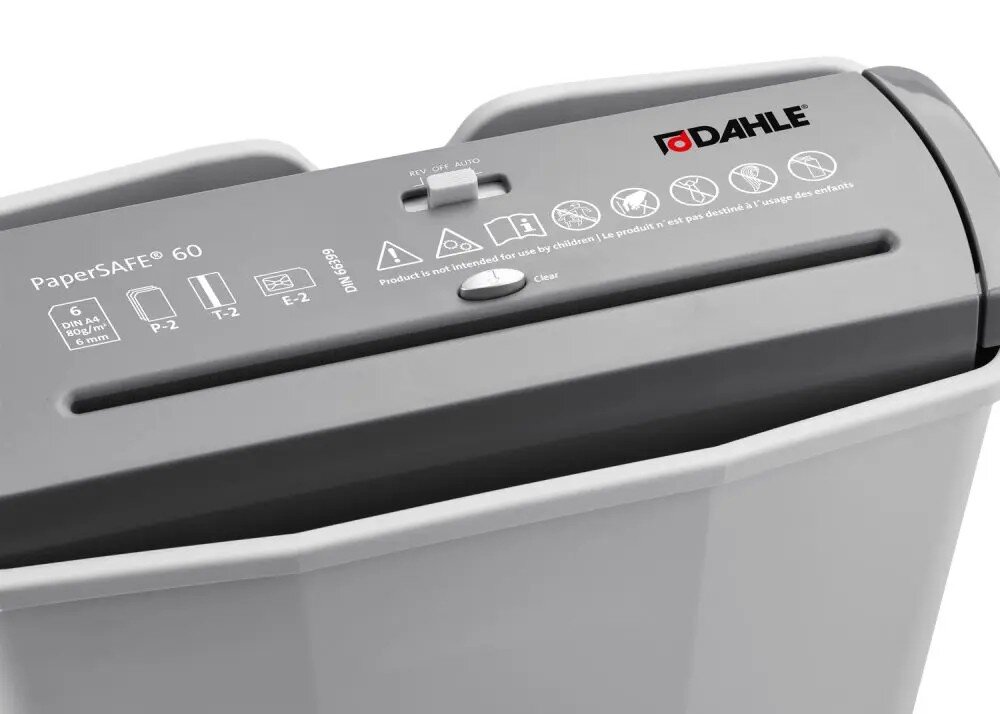 Obraz przedstawia górną część niszczarki z widocznym logo \'DAHLE\' oraz napisami \'PaperSAFE® 60\' i \'DIN 66399\'. Na panelu znajdują się symbole ostrzegawcze i przycisk \'Clear\'.