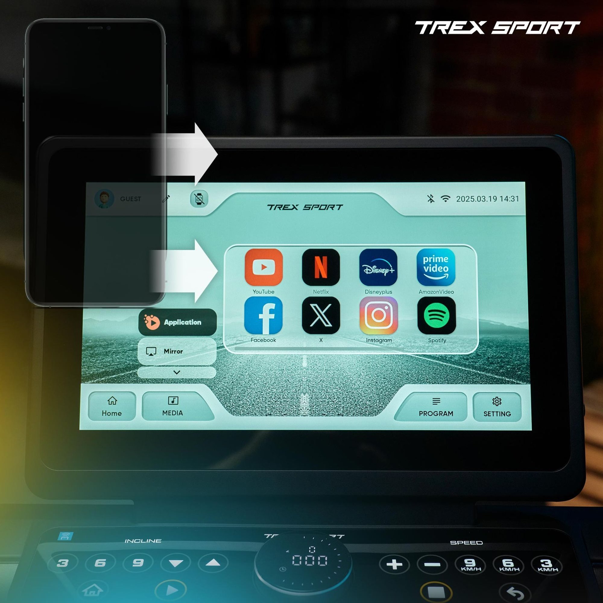 Ekran dotykowy bieżni TREX SPORT wyświetla aplikacje takie jak YouTube, Netflix, Disney+, Amazon Video, Facebook, X, Instagram i Spotify. Widoczne są również przyciski \'Home\', \'MEDIA\', \'PROGRAM\' i \'SETTING\'.