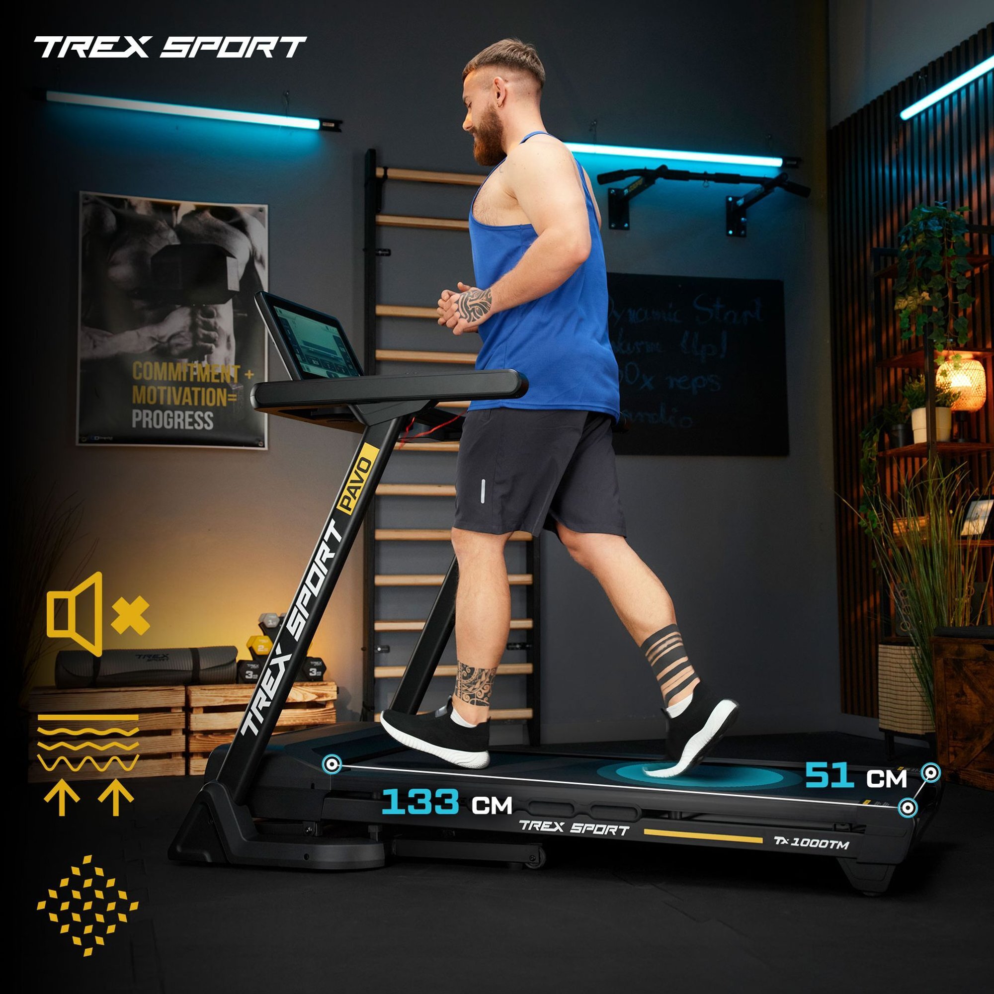 Osoba ćwiczy na bieżni elektrycznej TREX SPORT PAVO w pomieszczeniu z plakatem \'COMMITMENT + MOTIVATION = PROGRESS\'. Na bieżni widoczne są oznaczenia \'133 CM\' i \'51 CM\'.