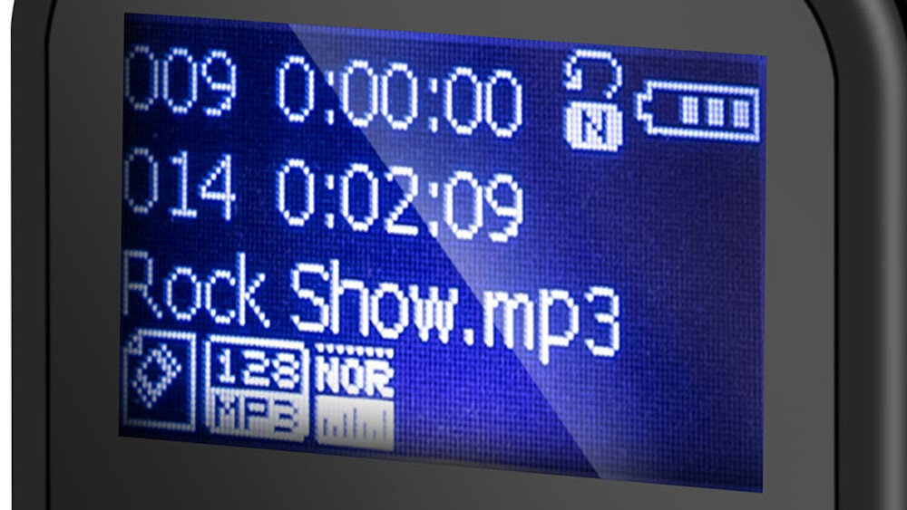 Wyświetlacz urządzenia pokazuje czas 0:02:09 oraz nazwę pliku \'Rock Show.mp3\'. Widoczne są ikony dotyczące formatu MP3 i poziomu naładowania baterii.