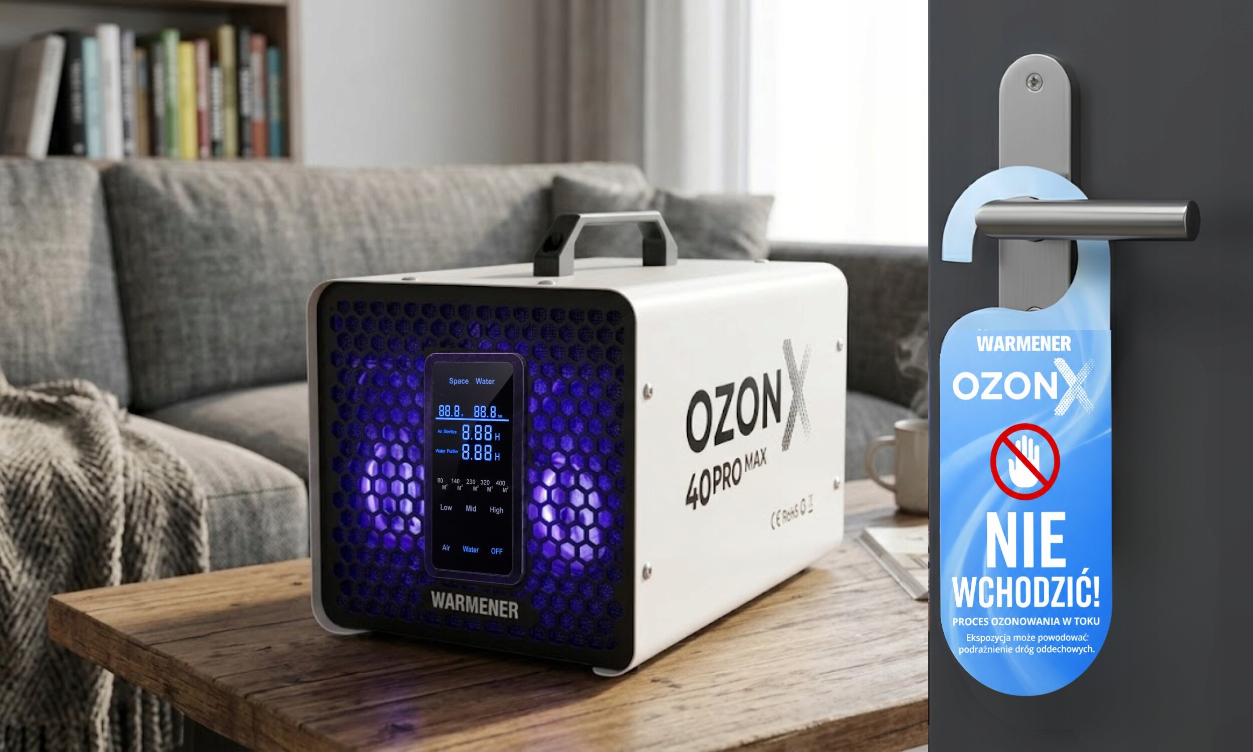 Na drewnianym stoliku stoi biały generator ozonu z napisem \'OZON X 40PRO MAX\' i wyświetlaczem z niebieskim podświetleniem. Obok na klamce drzwi wisi niebieski zawieszka z napisem \'WARMENER OZON X NIE WCHODZIĆ!\'.
