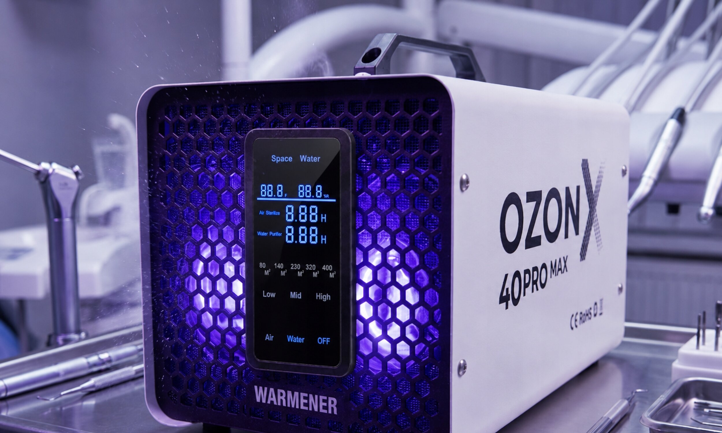 Na obrazie widoczny jest generator ozonu z napisem \'OZON X 40PRO MAX\' oraz logo \'WARMENER\'. Na wyświetlaczu znajdują się wartości: \'88.8\', \'8.88H\' oraz opcje \'Air\', \'Water\', \'OFF\'.