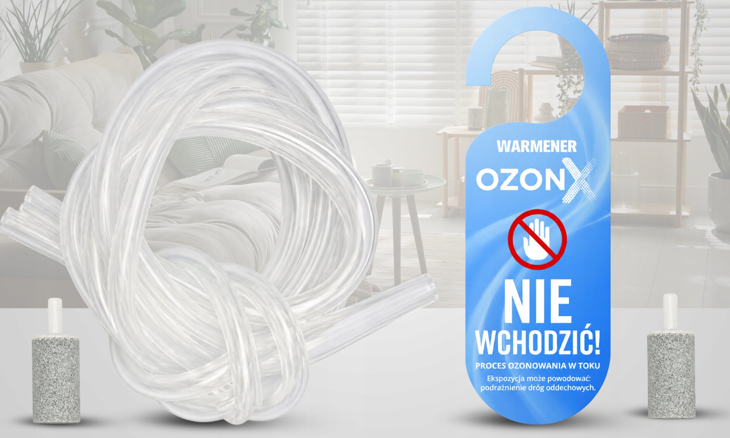 Na obrazie widoczny jest przezroczysty wąż oraz niebieski znak z napisem \'WARMENER OZONX NIE WCHODZIĆ! PROCES OZONOWANIA W TOKU\'. W tle znajduje się wnętrze pokoju z meblami.