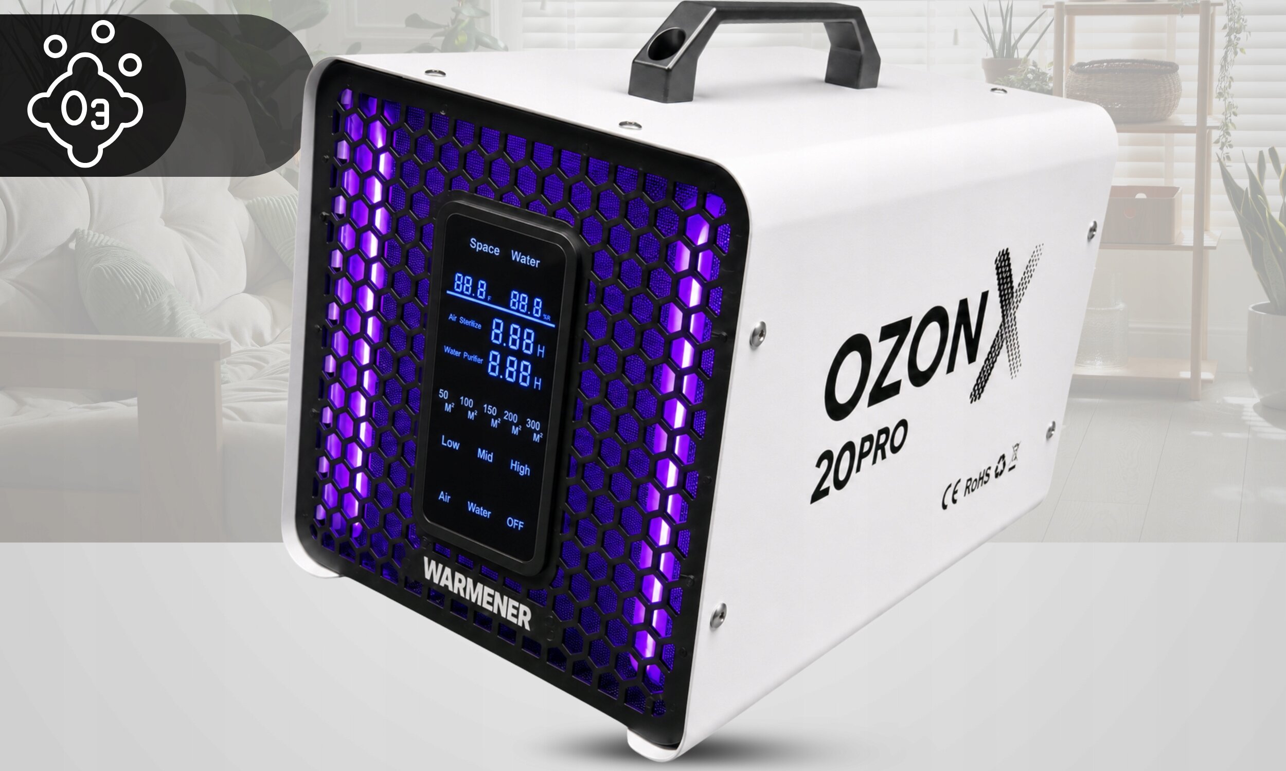 Na obrazie widoczny jest biały generator ozonu z napisem \'OZON X 20PRO\' oraz logo \'WARMENER\'. Urządzenie ma czarną kratkę z wyświetlaczem pokazującym wartości liczbowe i jest umieszczone na tle wnętrza pokoju.