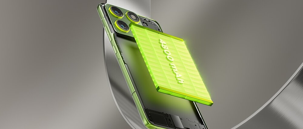 Smartfon z widocznym wnętrzem, w tym zieloną baterią z napisem \'4800 mAh\'. Urządzenie ma trzy obiektywy aparatu z żółtymi akcentami wokół soczewek.