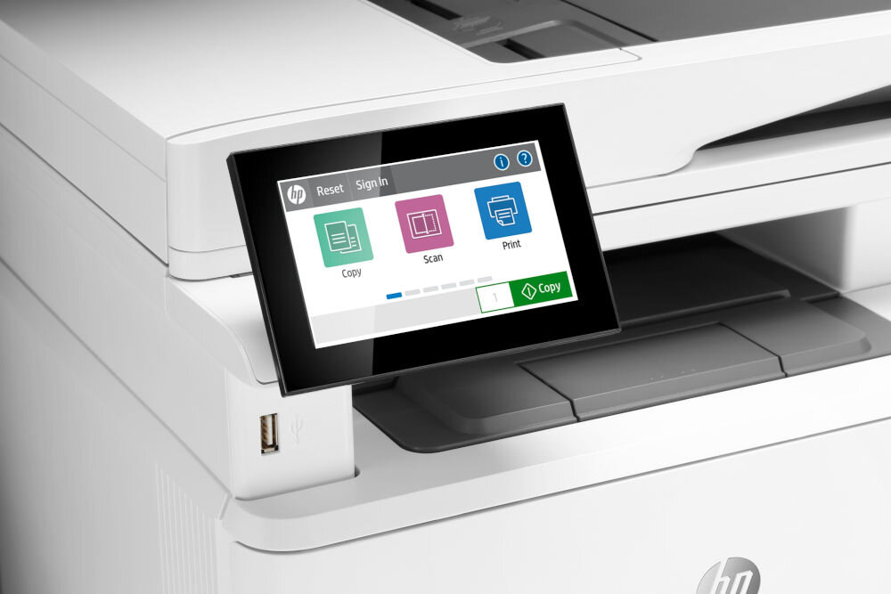 Na zdjęciu widoczne jest urządzenie wielofunkcyjne z ekranem dotykowym, na którym wyświetlane są opcje: Copy, Scan, Print. Obok ekranu znajduje się port USB, a na obudowie widoczne jest logo HP.