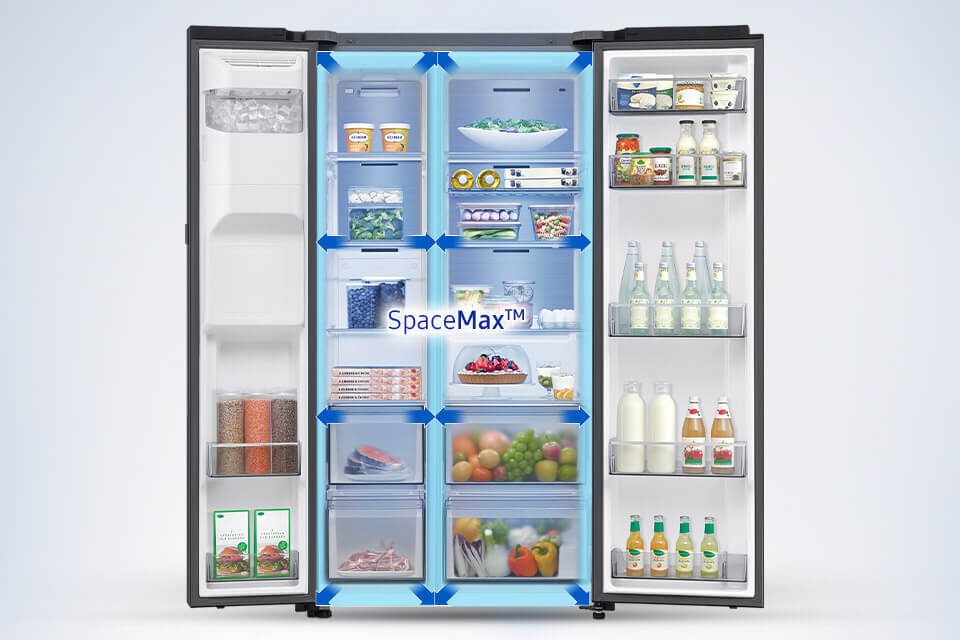 Lodówka RS80F64KEFEO z technologią SpaceMax dla większej przestronności Otwarta lodówka z widocznymi półkami wypełnionymi różnorodnymi produktami spożywczymi, takimi jak owoce, warzywa, napoje i nabiał. Na środku widoczny jest napis \'SpaceMax™\'.