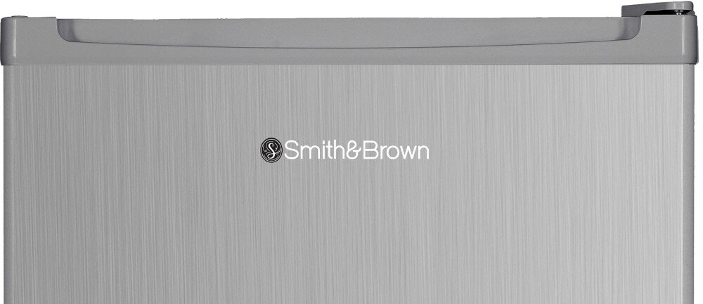 Srebrna powierzchnia lodówki z widocznym logo \'Smith&Brown\' na froncie. U góry znajduje się uchwyt w kolorze szarym.