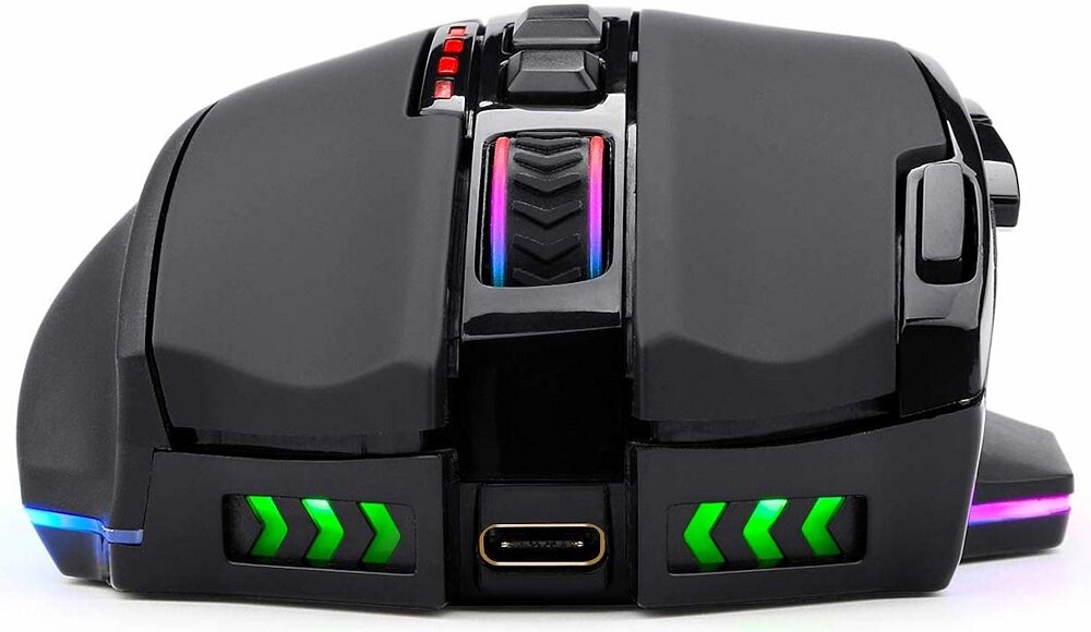 Czarna mysz komputerowa z kolorowym podświetleniem na rolce i bokach. Widoczne są zielone strzałki oraz port USB-C na przodzie.