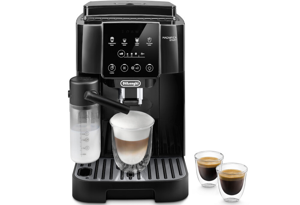 Czarny ekspres do kawy z logo \'DeLonghi\' i napisem \'Magnifica Start\' na panelu. Obok ekspresu znajdują się dwie filiżanki z kawą, a w ekspresie szklanka z mleczną pianką.