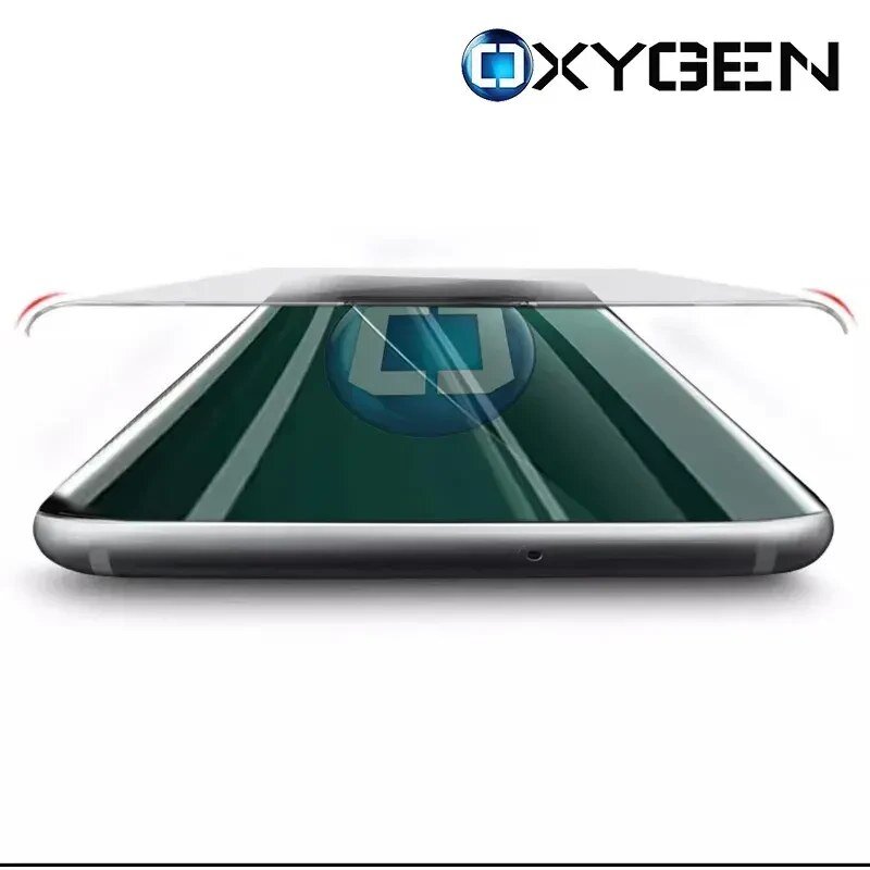Obraz przedstawia telefon z nałożoną folią ochronną na ekran, z widocznym logo \'OXYGEN\' w górnym rogu. Tło jest białe i jednolite.