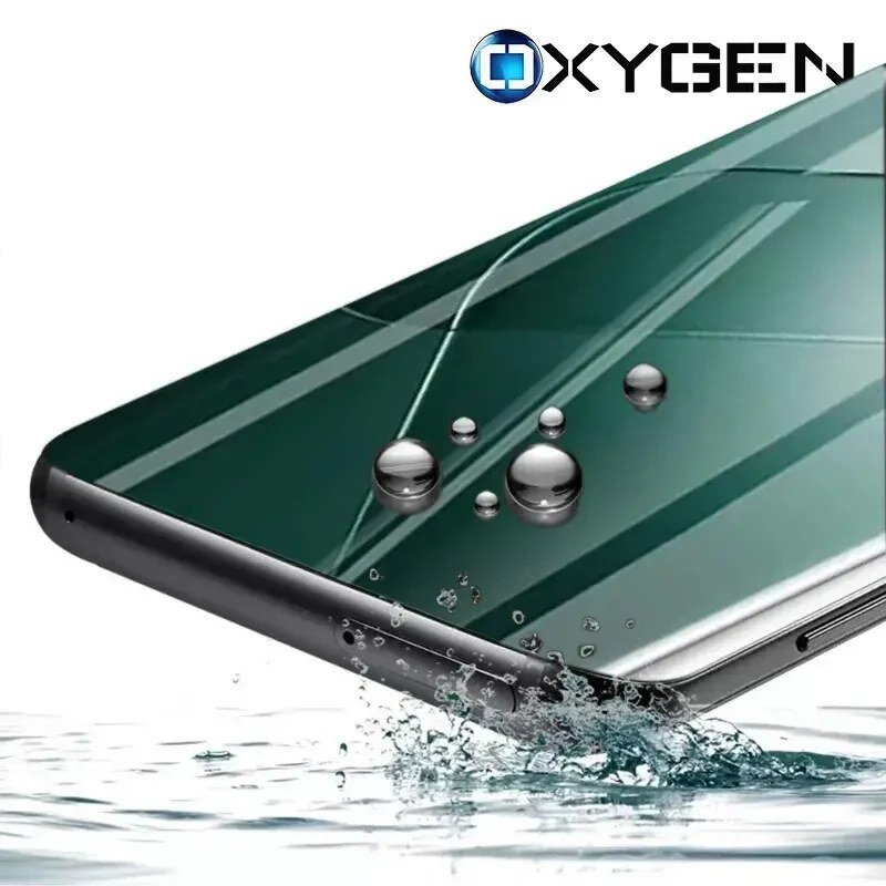 Zdjęcie przedstawia smartfon z zielonym ekranem, na którym znajdują się krople wody, a w tle widoczne jest logo \'OXYGEN\'.