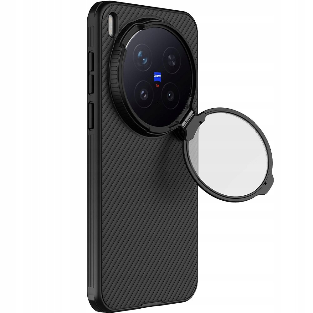 Czarne etui na telefon z teksturą w paski, posiada okrągłą osłonę na aparat z czterema obiektywami i logo \'ZEISS\'. Osłona aparatu jest otwarta, ukazując przezroczystą powierzchnię ochronną.
