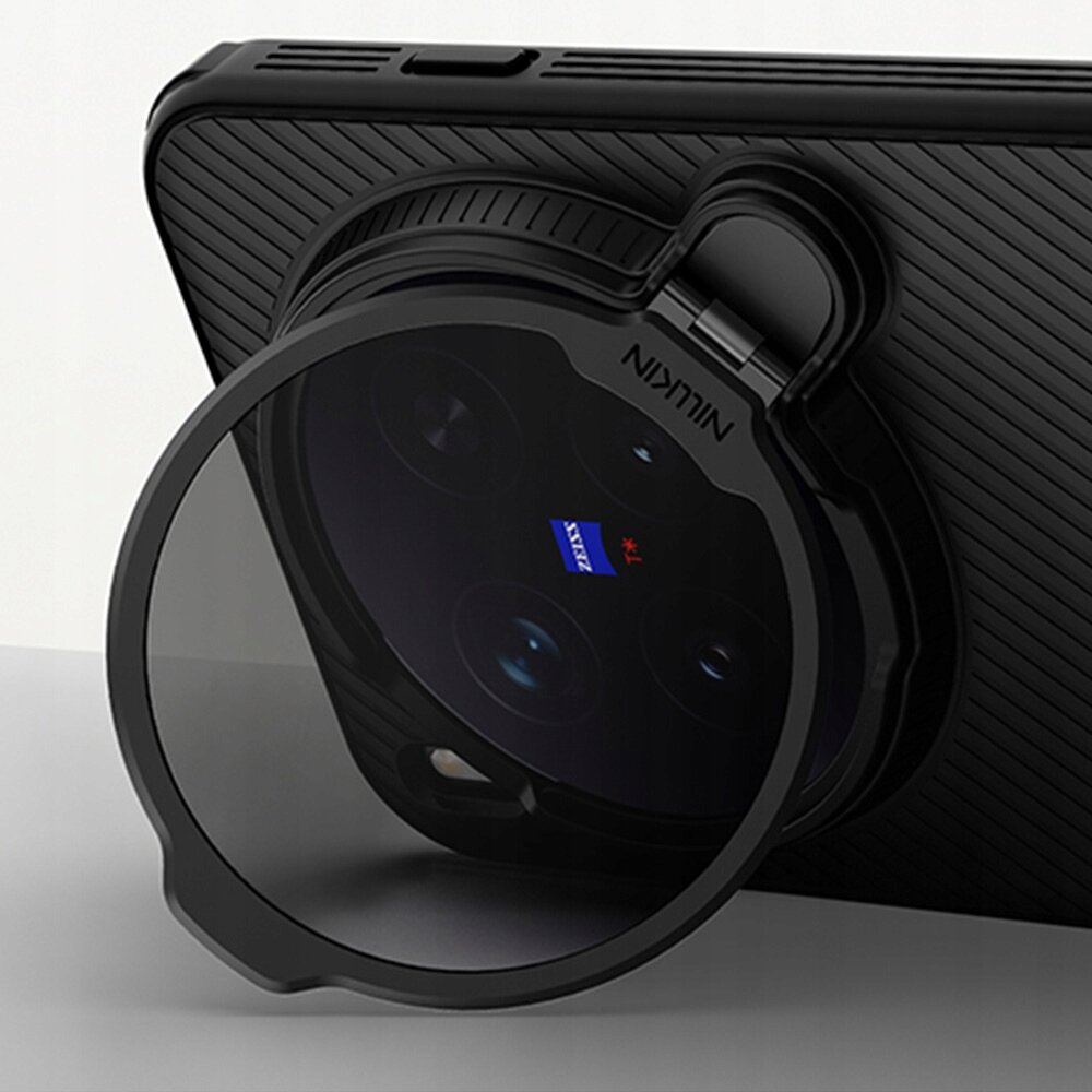 Czarne etui na telefon z okrągłą osłoną na aparat, na której widnieje napis \'NILLKIN\'. Widoczny jest również napis \'ZEISS\' na obiektywie aparatu.