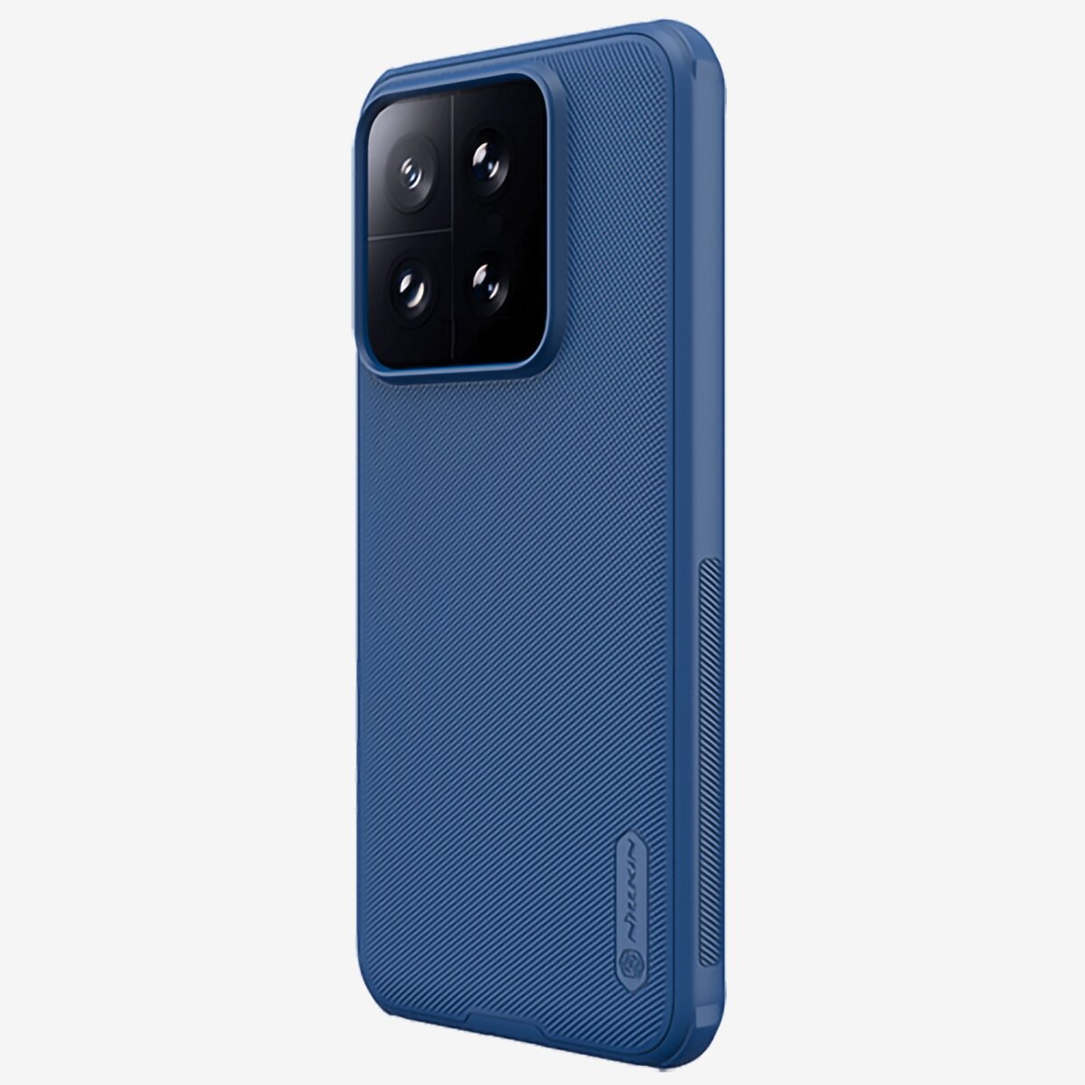 Niebieskie etui na telefon z teksturowaną powierzchnią i dużym wycięciem na aparat z czterema obiektywami. Na etui widoczne jest logo \'Nillkin\'.