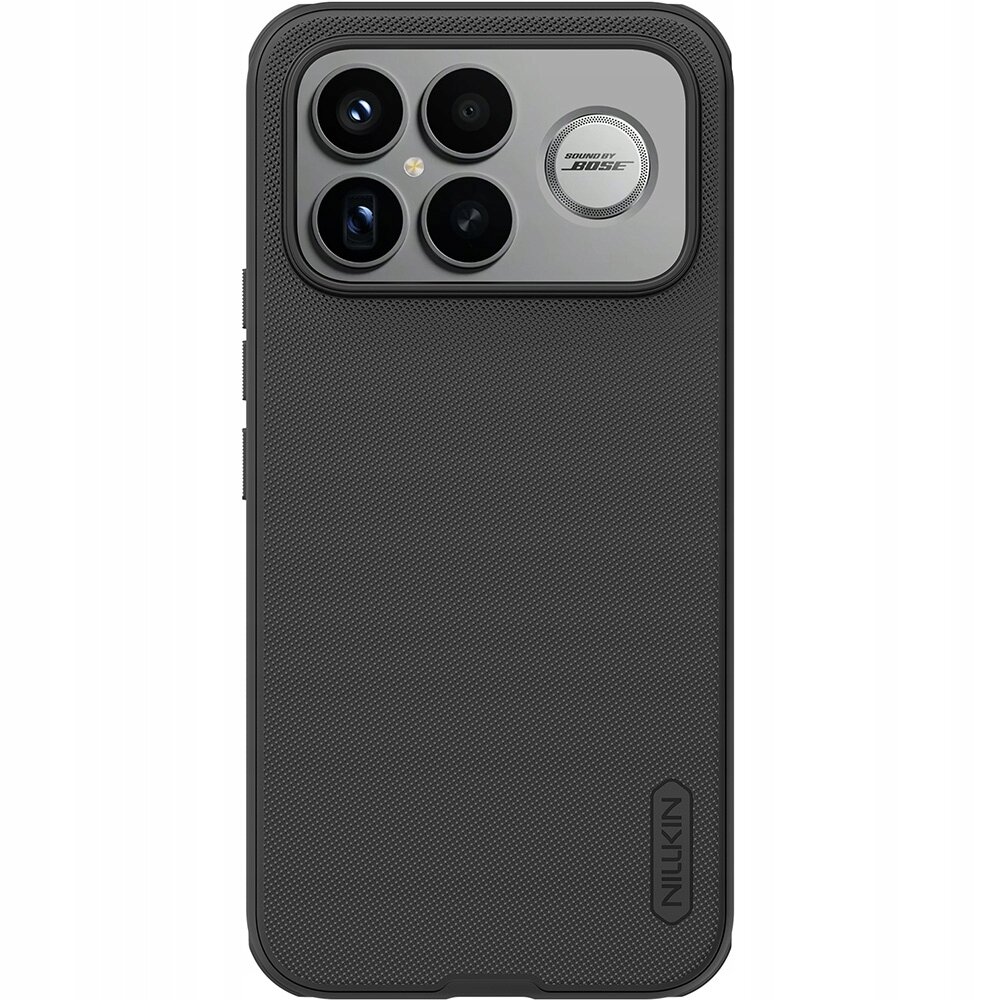 Czarne etui ochronne z teksturą, z wycięciem na aparat z czterema obiektywami i napisem \'SOUND BY BOSE\'. Na dole widoczny jest napis \'NILLKIN\'.