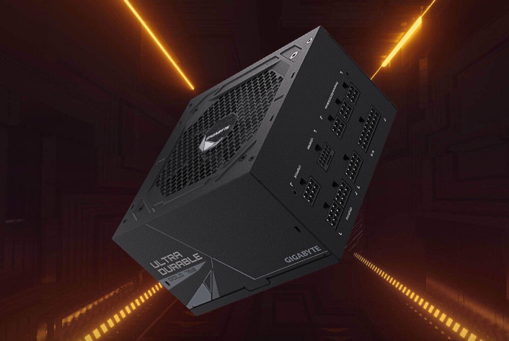 Na obrazie widoczny jest czarny zasilacz komputerowy z logo \'GIGABYTE\' oraz napisem \'ULTRA DURABLE\'. W tle znajduje się ciemne, futurystyczne tło z pomarańczowymi liniami świetlnymi.