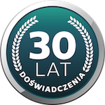 Okrągła odznaka z napisem \'30 LAT DOŚWIADCZENIA\' otoczona wieńcami laurowymi na ciemnozielonym tle.