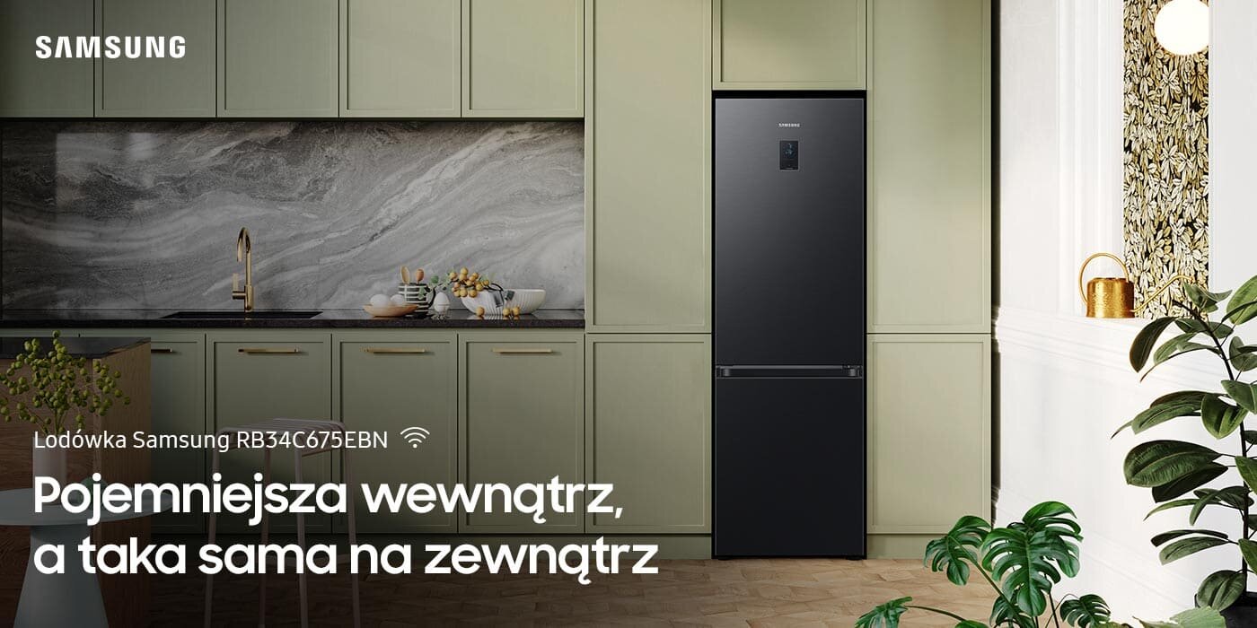 Kuchnia z czarną lodówką Samsung RB34C675EBN w zabudowie, otoczona zielonymi szafkami i dekoracjami. Tekst na obrazie: \'Lodówka Samsung RB34C675EBN Pojemniejsza wewnątrz, a taka sama na zewnątrz\'.