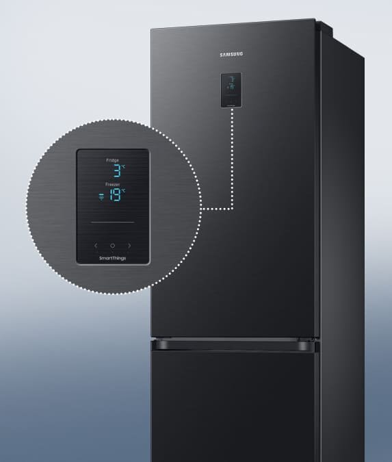 Czarna lodówka z wyświetlaczem pokazującym temperatury: Fridge 3°C, Freezer -19°C. Na wyświetlaczu widoczny jest napis \'SmartThings\'.