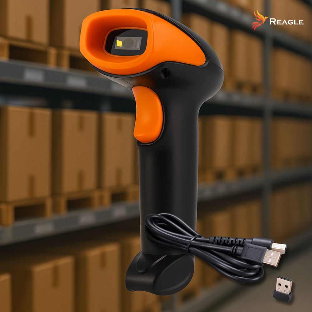 Bezprzewodowy skaner kodów kreskowych w kolorze czarno-pomarańczowym z kablem USB. W tle widoczne są półki z kartonami, a w prawym górnym rogu logo \'Reagle\'.