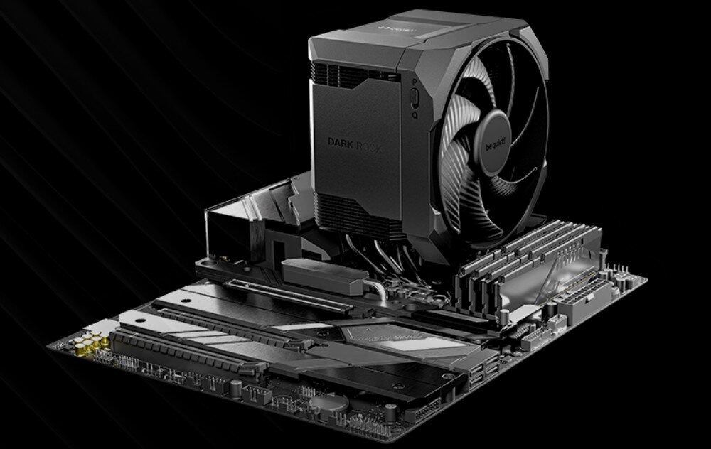 Chłodzenie CPU BE QUIET! Dark Rock 6 Urządzenie chłodzące zamontowane na czarnej płycie głównej obok modułów pamięci RAM na ciemnym, jednolitym tle, aluminiowe żebra, ciepłowody, powłoka