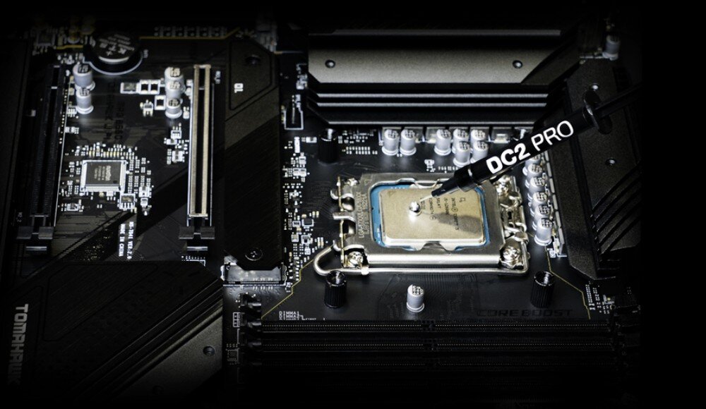 Chłodzenie CPU BE QUIET! Dark Rock Pro 6 Dłoń aplikująca pastę termoprzewodzącą z czarnej strzykawki z napisem DC2 PRO na procesor umieszczony w gnieździe płyty głównej, podstawa z niklu, pasty na bazie płynnego metalu