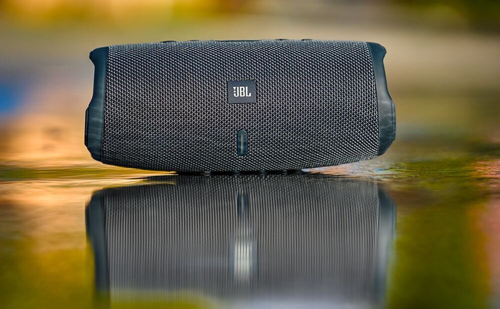 Głośnik mobilny JBL Charge Essential 3 SE przenośny dźwięk Bluetooth wodoodporna konstrukcja, głosnik stojący na mokrej powierzchni