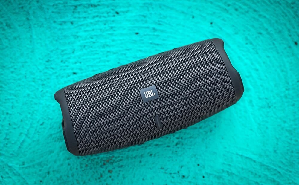 Głośnik mobilny JBL Charge Essential 3 SE akumulator 7500 mAh 20 godzin pracy USB-C, głośnik leżący na jaskrawej podłodze