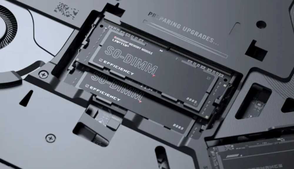 Obraz przedstawia wnętrze laptopa z widocznymi modułami pamięci SO-DIMM. Na jednym z modułów widoczny jest tekst: \'SO-DIMM EFFICIENCY DDR5\'.
