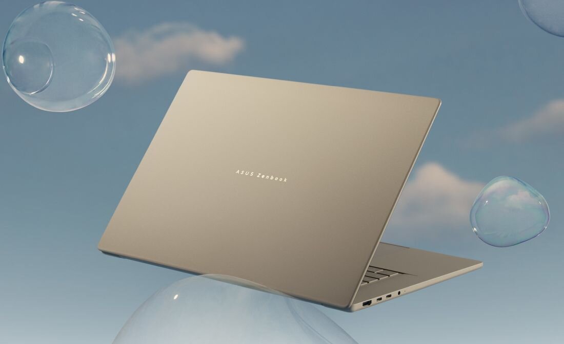 Laptop ASUS Zenbook A16 UX3607QA-SH039W unosi się na tle nieba z chmurami, prezentując smukłą konstrukcję w nowoczesnym kontekście pracy mobilnej