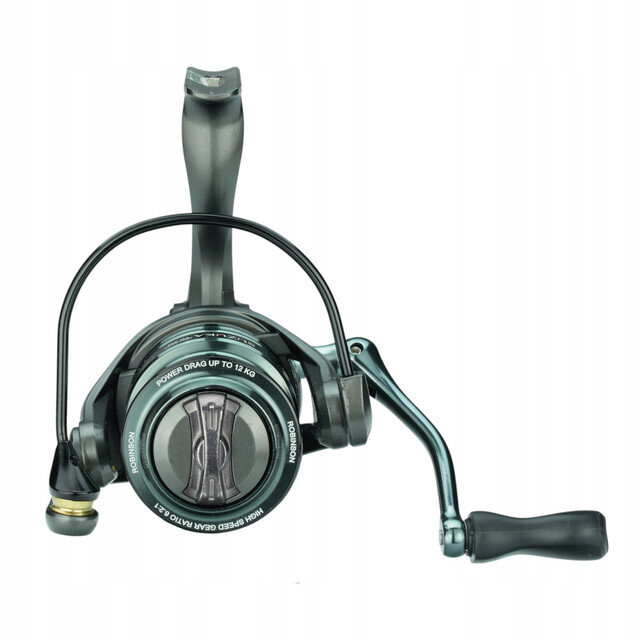 Na obrazie widoczny jest kołowrotek wędkarski z napisem \'POWER DRAG UP TO 12 KG\' oraz \'HIGH SPEED GEAR RATIO 6.2:1\'. Kołowrotek ma metaliczny kolor i ergonomiczny uchwyt.