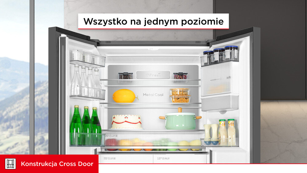 LODÓWKA TCL RC518CXDO Otwarte wnętrze czterodrzwiowej lodówki TCL z produktami rozmieszczonymi na półkach i balkonach drzwiowych. Nad lodówką widoczny jest napis „Wszystko na jednym poziomie”, a na dole „Konstrukcja Cross Door” chłodziarka na górze wygodny dostęp wysokość oczu szerokie wnętrze duże naczynia