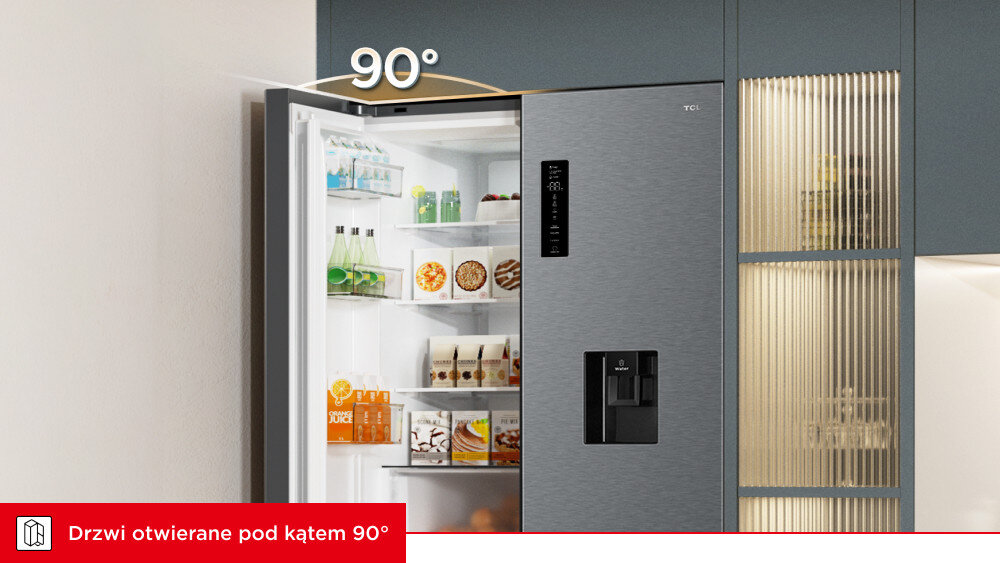 LODÓWKA TCL RC518CXDO Otwarta lodówka z widocznymi półkami, butelkami i garnkiem wewnątrz. Nad drzwiami znajduje się oznaczenie kąta otwarcia „90°” zawiasy wpuszczane otwarcie 90° dolne odprowadzanie ciepła kompaktowy montaż
