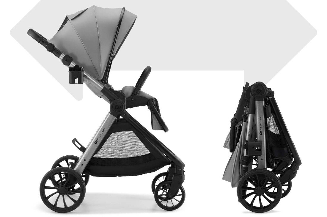 Na obrazie widoczny jest szary wózek dziecięcy spacerowy w dwóch pozycjach: rozłożonej i złożonej. Wózek ma cztery koła i daszek, a na ramie widnieje napis \'KINDERKRAFT\'.