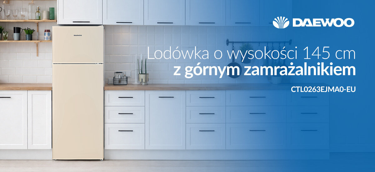 Beżowa lodówka DAEWOO z górnym zamrażalnikiem stoi w kuchni z białymi szafkami. Tekst na obrazie: \'Lodówka o wysokości 145 cm z górnym zamrażalnikiem CTL0263EJMA0-EU\'.