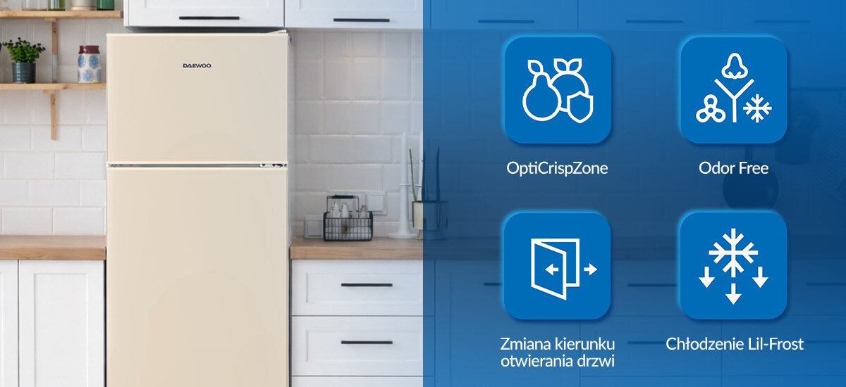 Beżowa lodówka DAEWOO stoi w kuchni z białymi szafkami i drewnianymi półkami. Obok znajdują się ikony z napisami: \'OptiCrispZone\', \'Odor Free\', \'Zmiana kierunku otwierania drzwi\', \'Chłodzenie Lil-Frost\'.