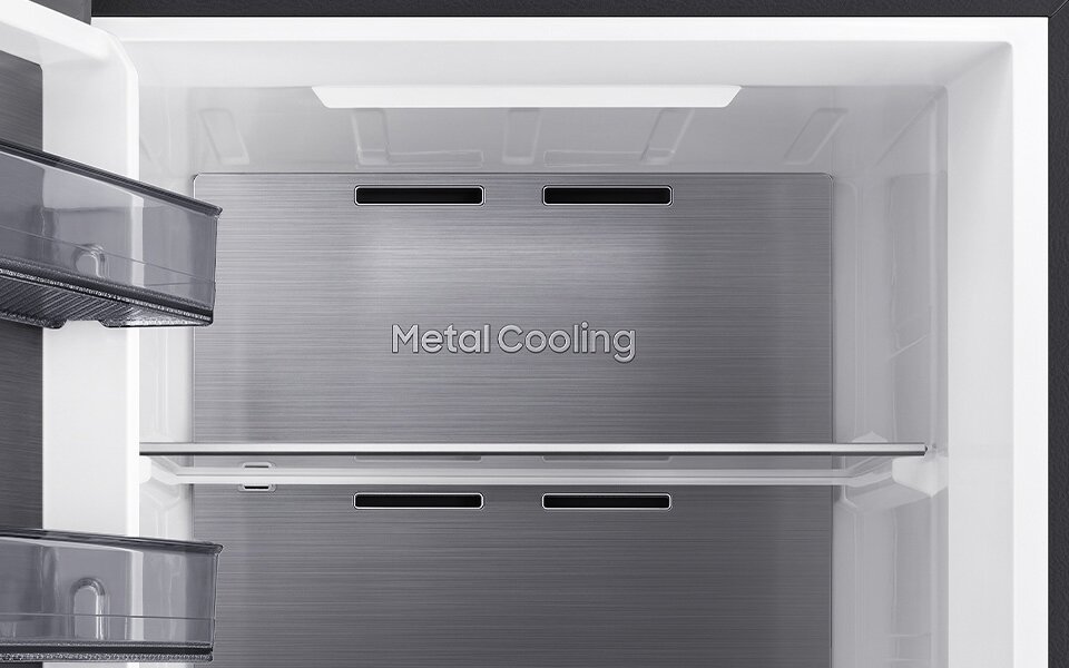 Metalowy panel Wnętrze lodówki z metalowym panelem z napisem \'Metal Cooling\'. Widoczne są półki i otwory wentylacyjne.